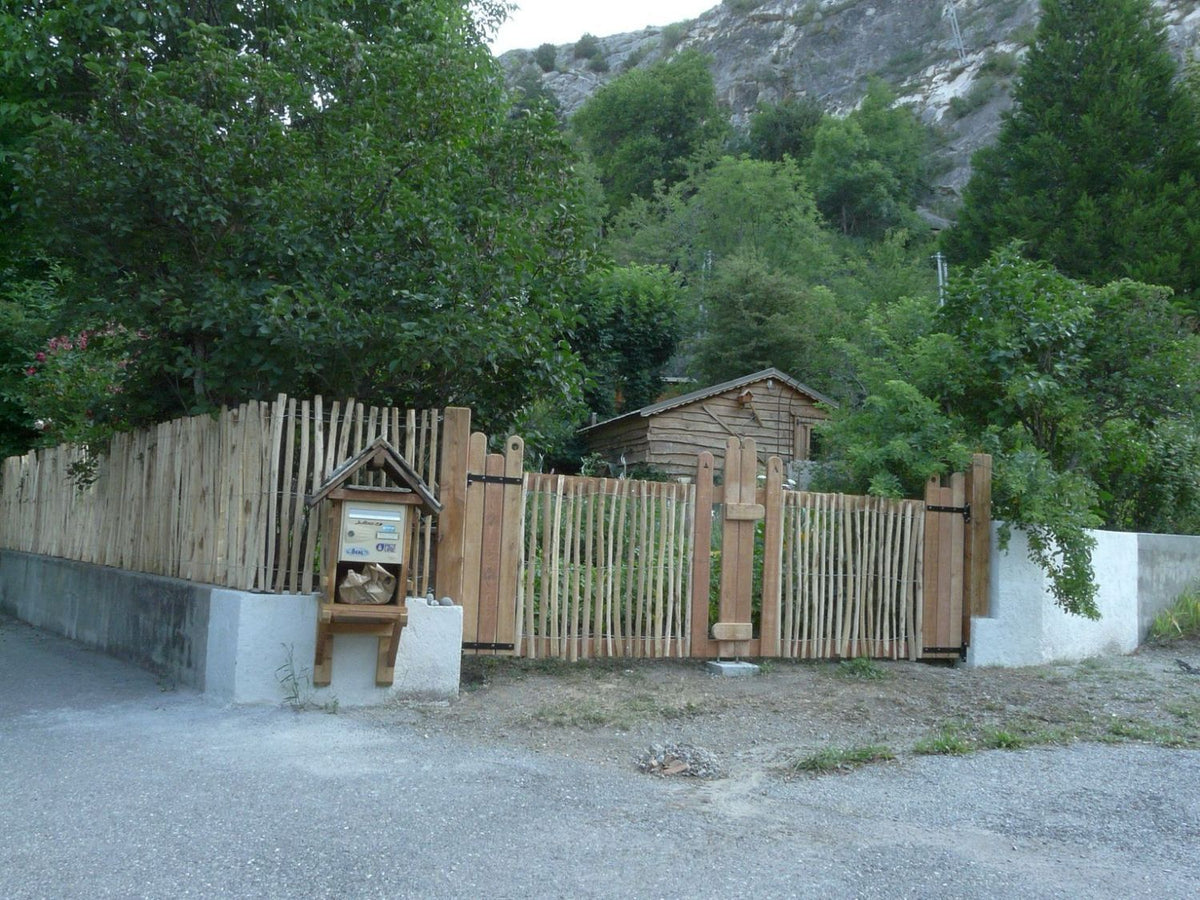 Ganivelle fendue à la main en châtaignier